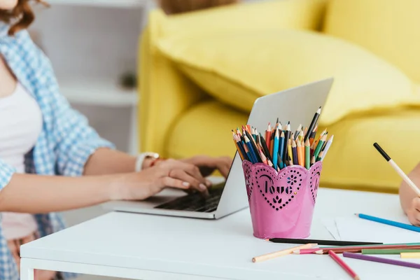Kalem Tutacağının Yanındaki Masadaki Dizüstü Bilgisayarda Renkli Kalemler Aşk Yazılarıyla — Stok fotoğraf