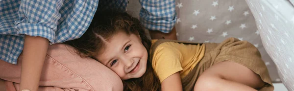 Vista Recortada Niñera Adorable Niño Feliz Acostado Sus Vueltas Tiro —  Fotos de Stock