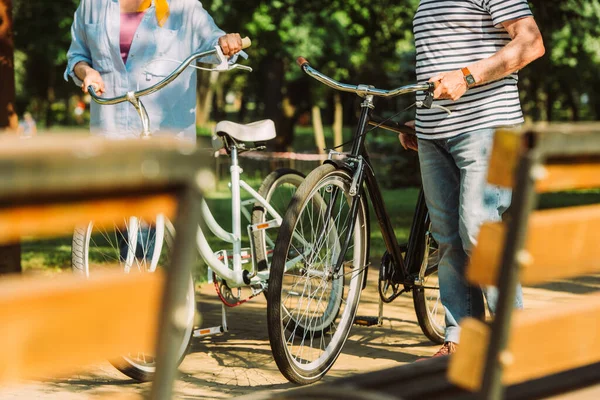 Foco Seletivo Casal Sênior Andando Com Bicicletas Parque — Fotografia de Stock