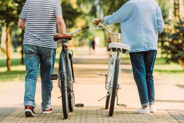 Vue Recadrée Couple Personnes Âgées Marchant Proximité Vélos Dans Parc — Photo