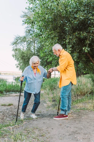 Старший Мужчина Помогает Жене Тростью Парке — стоковое фото