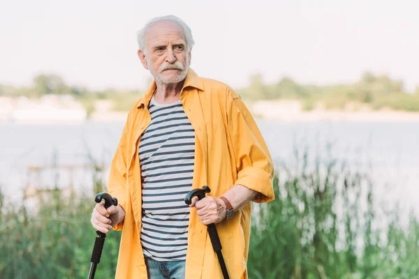 Senior Man Met Wandelstokken Terwijl Hij Wegkijkt Het Park — Stockfoto
