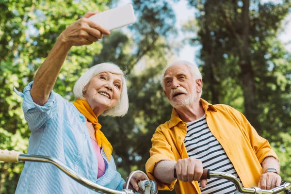 Tiefansicht Einer Lächelnden Seniorin Beim Selfie Mit Ehemann Der Nähe — Stockfoto