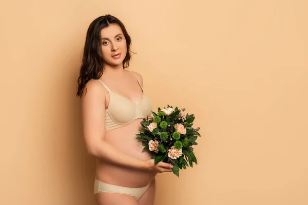 Junge Schwangere Frau Unterwäsche Hält Blumenstrauß Bauchnähe Während Sie Die — Stockfoto