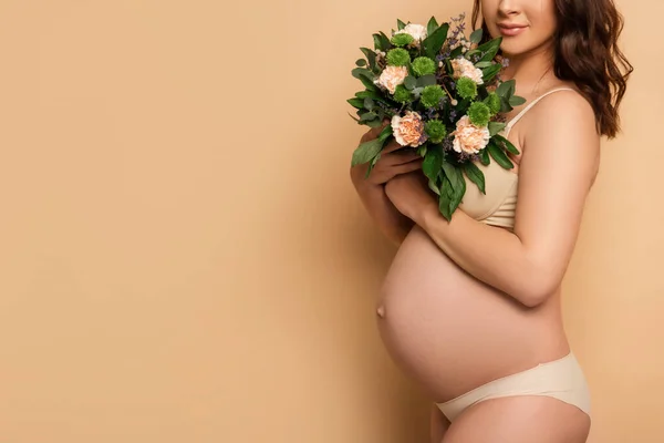 속옷을 복제품 공간이 베이지에 꽃다발을 임신부의 — 스톡 사진