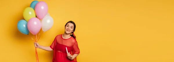 Horizontaal Beeld Van Zwangere Vrouw Rode Outfit Houden Feestelijke Ballonnen — Stockfoto