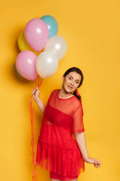 Pregnant Woman Holding Multicolored Festive Balloons While Looking Camera Yellow — Stock Photo, Image