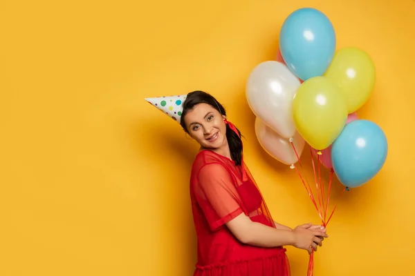 Gravid Kvinna Partymössa Håller Flerfärgade Festliga Ballonger Gul — Stockfoto