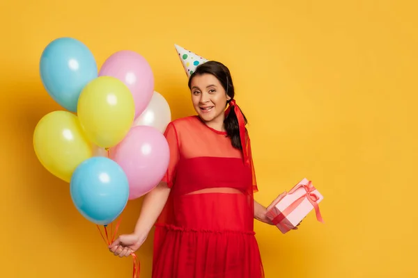 Zwangere Vrouw Party Cap Houden Geschenkdoos Veelkleurige Feestelijke Ballonnen Geel — Stockfoto