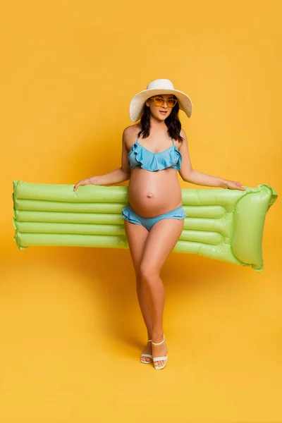 Jeune Femme Enceinte Maillot Bain Posant Avec Matelas Gonflable Sur — Photo