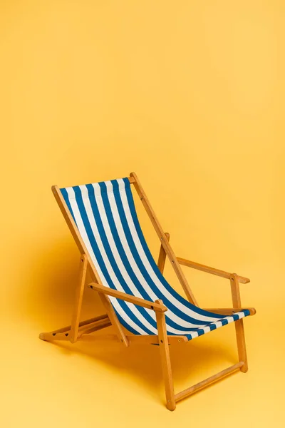 Cadeira Praia Listrada Azul Branco Amarelo Com Espaço Cópia — Fotografia de Stock