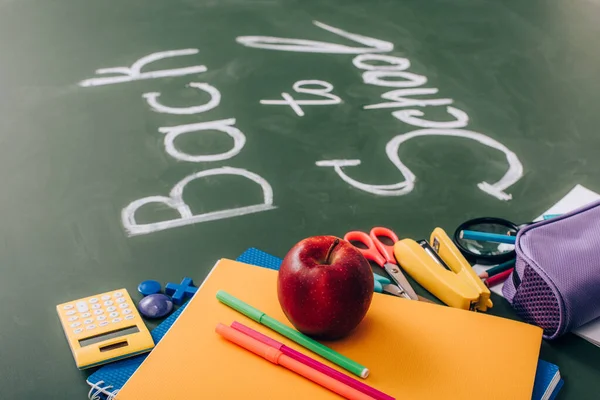 Selectieve Focus Van Schoolbriefpapier Verse Appel Buurt Van Schoolinscriptie Groen — Stockfoto