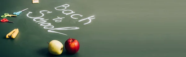 Selective Focus Ripe Apples Back School Lettering School Supplies Green — Stock Photo, Image