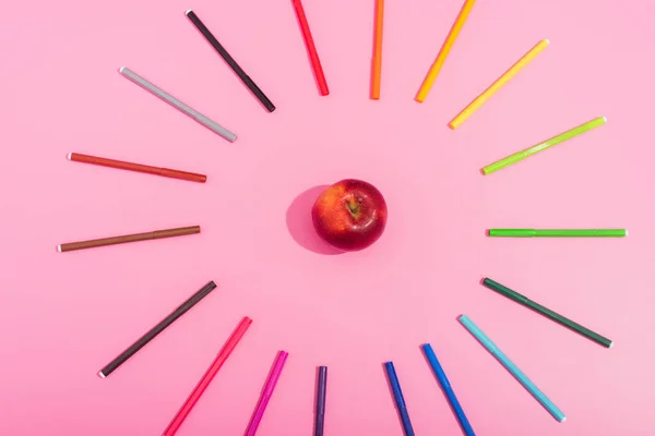 Вид Зверху Смачне Стигле Яблуко Рамці Кольорових Фетрових Ручок Рожевому — стокове фото