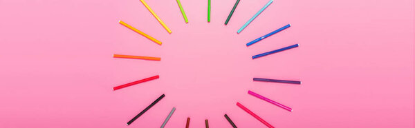 верхний вид рамки круга цветных войлочных ручек на розовый с копировальным пространством, заголовок сайта