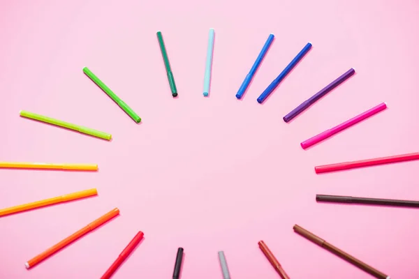 Pembe Üzerine Çok Renkli Keçeli Kalemlerin Boş Çerçevesinin Yüksek Açılı — Stok fotoğraf