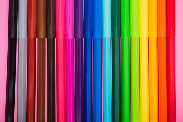 Pembe Arkaplandaki Çok Renkli Keçeli Kalemlerin Üst Görünümü — Stok fotoğraf