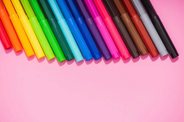 Vista Superior Los Bolígrafos Fieltro Color Establecidos Sobre Fondo Rosa — Foto de Stock