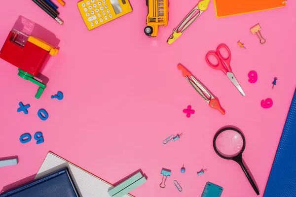 Bovenaanzicht Schoolbriefpapier Schoolbus Model Roze Met Kopieerruimte — Stockfoto