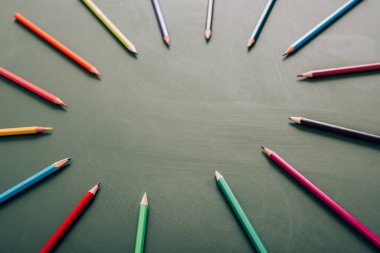 yeşil karatahta üzerinde daire renk çerçevelerinin seçici odak noktası, yüksek açı görünümü