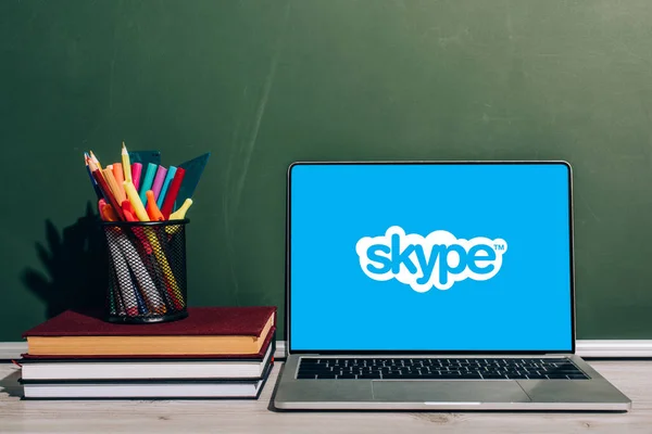 Kyiv Ukraine Ιουλίου 2020 Φορητός Υπολογιστής Ιστοσελίδα Skype Κοντά Στον — Φωτογραφία Αρχείου