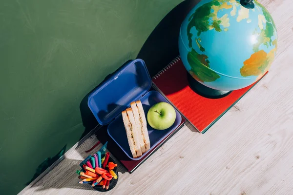 Visão Alto Ângulo Globo Perto Caixa Almoço Livros Porta Caneta — Fotografia de Stock