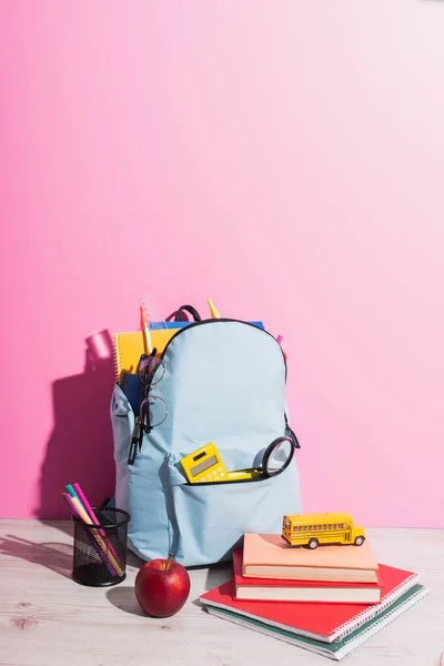 Schulrucksack Voller Schreibwaren Der Nähe Von Stiftehalter Reifem Apfel Büchern — Stockfoto