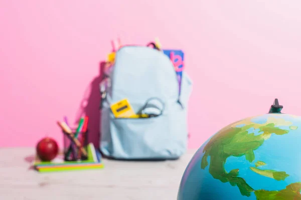 Foco Selectivo Del Globo Cerca Mochila Llena Papelería Escolar Porta —  Fotos de Stock