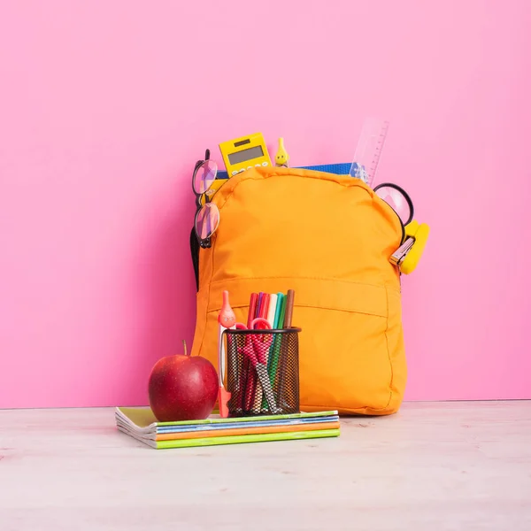 Okul Malzemeleriyle Dolu Sarı Sırt Çantası Defterlerin Yanında Keçeli Kalemlerle — Stok fotoğraf