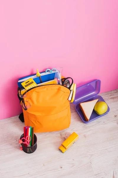 Vista Alto Ângulo Mochila Com Material Escolar Perto Modelo Ônibus — Fotografia de Stock