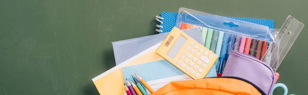 Draufsicht Auf Rucksack Voller Schulpapier Auf Grüner Tafel Horizontales Bild — Stockfoto