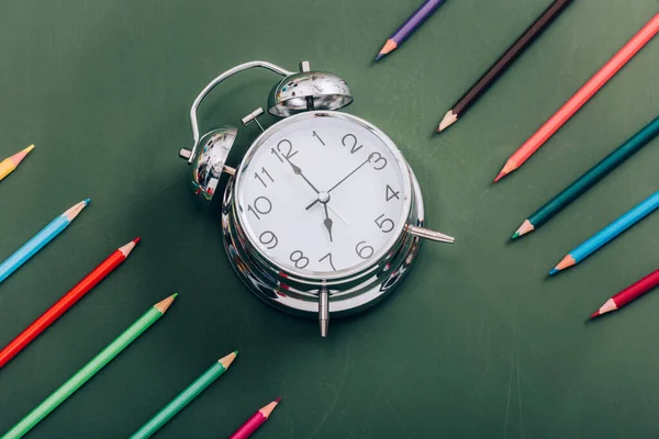 High Angle View Vintage Alarm Clock Color Pencils Green Chalkboard — Stock Photo, Image