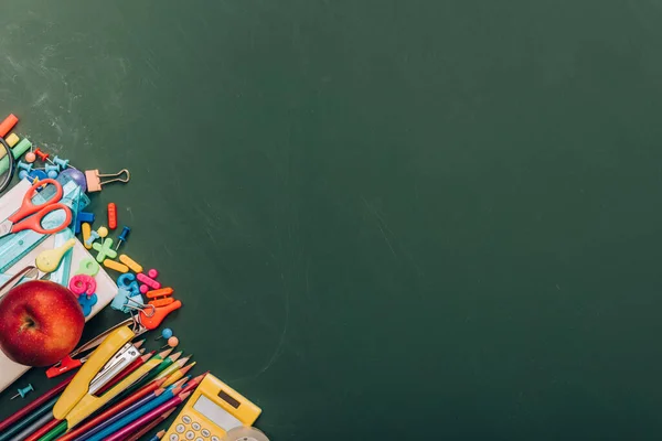 Vue Dessus Délicieuses Pommes Calculatrice Fournitures Scolaires Sur Tableau Vert — Photo