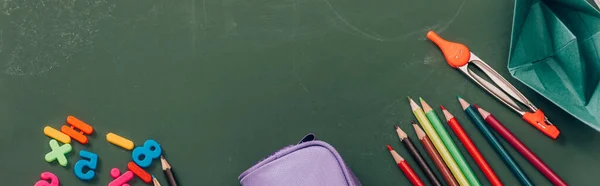 Ansicht Von Farbstiften Magneten Kompassteiler Und Papierboot Auf Grüner Kreidetafel — Stockfoto