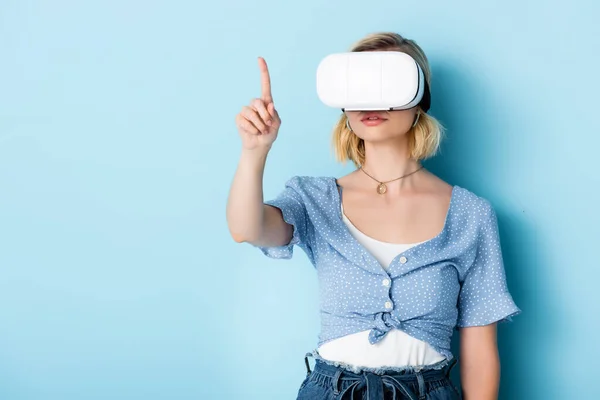 Mladá Žena Virtuální Realitě Sluchátka Ukazuje Prstem Modré — Stock fotografie