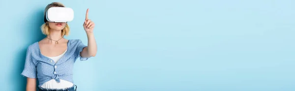 Панорамный Урожай Молодой Женщины Наушниках Виртуальной Реальности Указывающих Пальцем Синий — стоковое фото