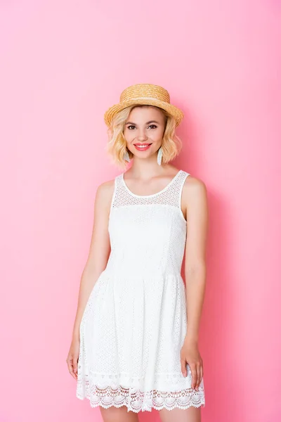 Woman White Dress Straw Hat Standing Pink — Stock Photo, Image