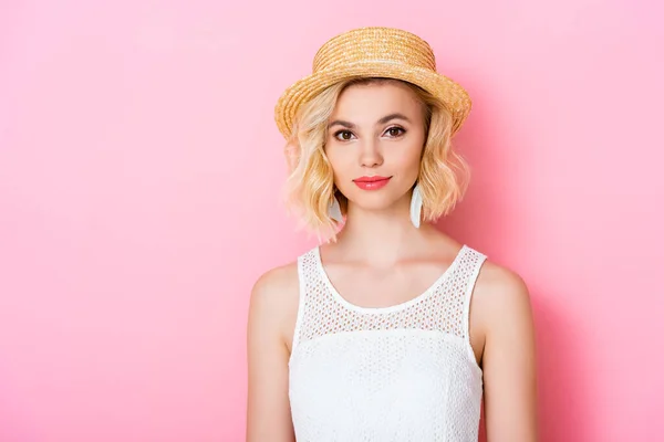 Mujer Joven Sombrero Paja Mirando Cámara Rosa —  Fotos de Stock