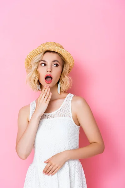 Shocked Young Woman White Dress Straw Hat Looking Away Pink — Stock Photo, Image