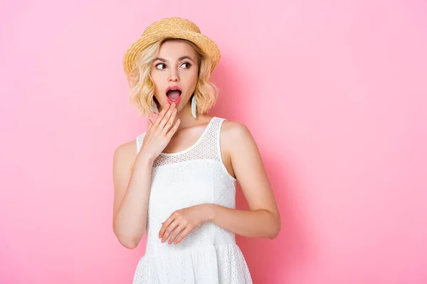 Shocked Young Woman Straw Hat Looking Away Covering Mouth Pink — Stock Photo, Image