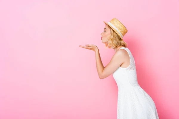 Seitenansicht Der Frau Strohhut Und Kleid Senden Luftkuss Auf Rosa — Stockfoto