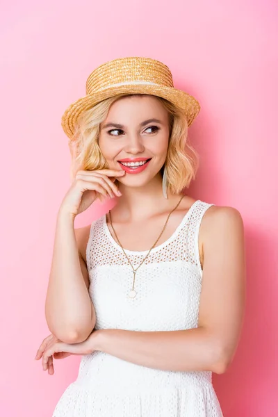 Mujer Sombrero Paja Vestido Blanco Mirando Hacia Otro Lado Rosa — Foto de Stock