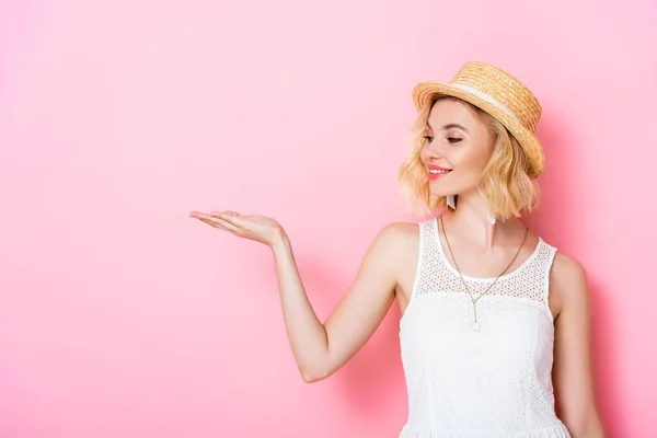 Young Woman Straw Hat Dress Pointing Hand Pink — Stock Photo, Image