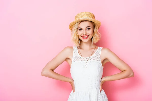 Jonge Vrouw Stro Hoed Staan Met Handen Heupen Roze — Stockfoto