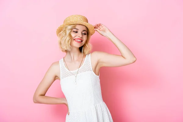 Young Woman Touching Straw Hat Standing Hand Hip Pink — Stock Photo, Image