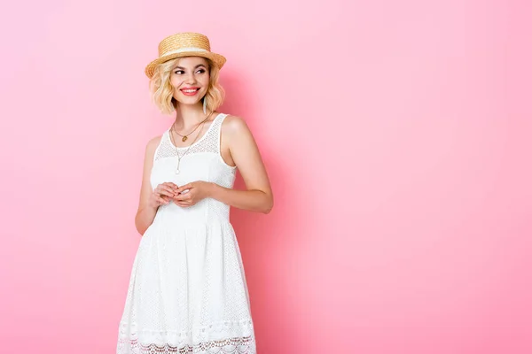 Jovem Mulher Vestido Chapéu Palha Sobre Rosa — Fotografia de Stock