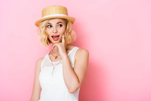Excited Woman Straw Hat Touching Face Looking Away Pink — Stock Photo, Image