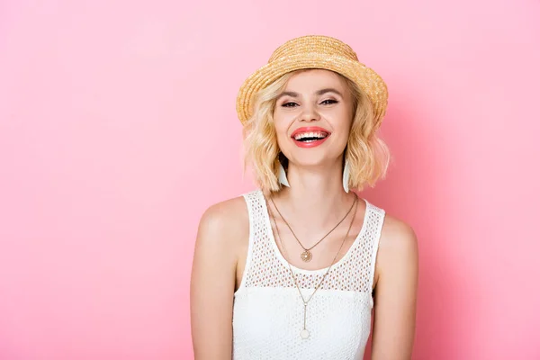 Γυναίκα Ψάθινο Καπέλο Γελάει Και Κοιτάζει Την Κάμερα Στο Ροζ — Φωτογραφία Αρχείου
