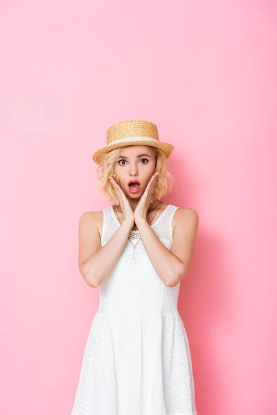 Shocked Young Woman Straw Hat Touching Face Looking Camera Pink — Stock Photo, Image