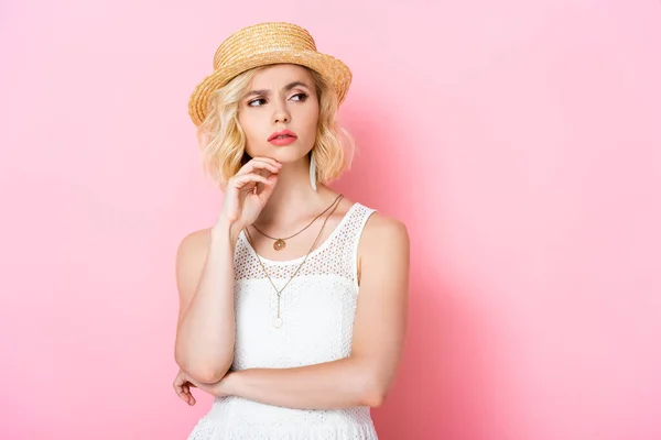 Mujer Joven Reflexiva Sombrero Paja Mirando Hacia Otro Lado Rosa —  Fotos de Stock